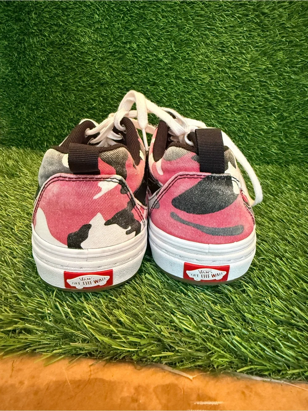 Vans men’s Kyle Walker Pink/Gray camo Pro Old Skool skate Sneakers. 10.0